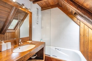 Dusche, kostenlose Toilettenartikel, Haartrockner, Handtücher