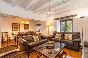 TV - Chalet 'Casa Aranesa En Centro De Arties' with Mountain View, Private Garden and Wi-Fi (Arties)