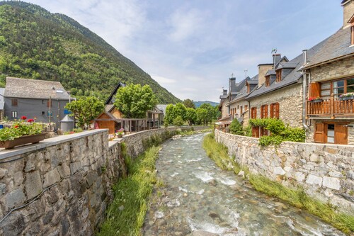 Chalet "Casa Aranesa En Centro De Arties" avec vue sur la montagne, jardin privé et Wi-Fi