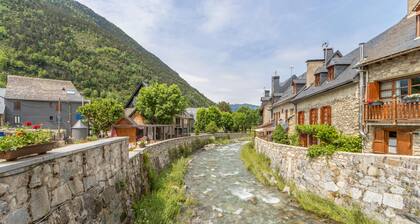 Chalet "Casa Aranesa En Centro De Arties" avec vue sur la montagne, jardin privé et Wi-Fi