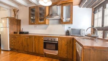 Een koelkast, een magnetron, een oven, een kookplaat