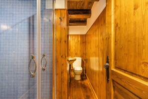 Regadera, amenidades de baño gratuitas, secadora de cabello, toallas 