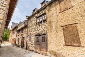 Exterior - Chalet 'Casa Aranesa En Centro De Arties' with Mountain View, Private Garden and Wi-Fi (Arties)