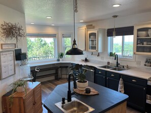 Mikroaaltouuni, uuni, liesi, astianpesukone