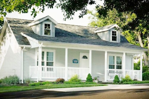 Nautical Dreams Cottage/with Jacuzzi/walk to Main St Berlin