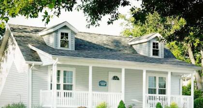 Nautical Dreams Cottage/with Jacuzzi/walk to Main St Berlin