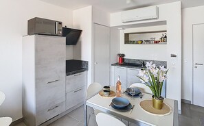 Réfrigérateur, micro-ondes, lave-vaisselle, cafetière/bouilloire