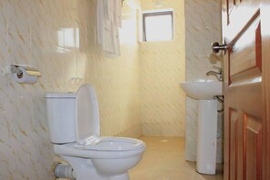 Een douche, pantoffels, handdoeken, zeep