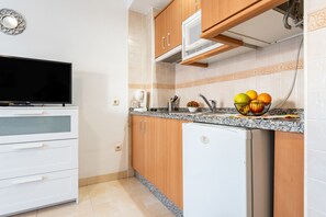 Refrigerador, microondas, cafetera/tetera, tetera/pava eléctrica