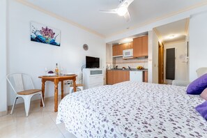 1 habitación, tabla de planchar con plancha, wifi gratis y ropa de cama 