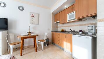 Kühlschrank, Mikrowelle, Wasserkocher mit Kaffee-/Teezubehör, Toaster