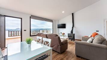 Een televisie en een open haard