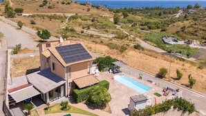 A house with a swimming pool, solar panels, and a view of the sea. - Gorgeous home in Trabia (Trabia)
