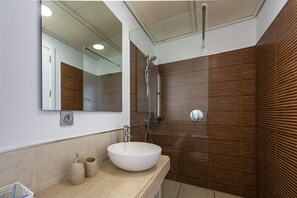 Douche, sèche-cheveux, serviettes fournies