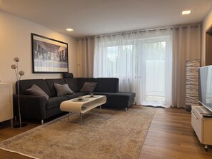 Smart-TV, DVD-spiller og bøker