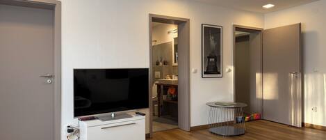 TV connectée, lecteur de DVD, livres