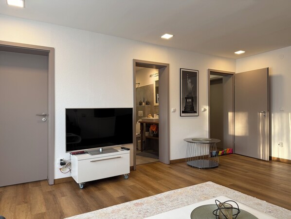 Smart-TV, DVD-Player, Bücher