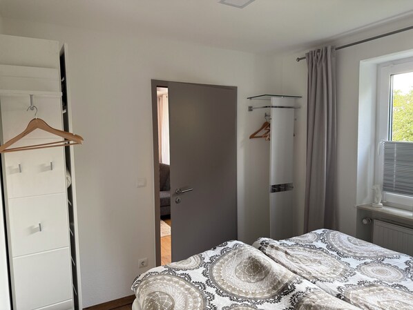 1 habitación, tabla de planchar con plancha, wifi gratis y ropa de cama