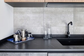 Frigorifero, microonde, forno, piano cottura