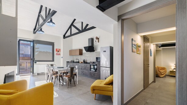 Un interior moderno con comedor, cocina y sala de estar.