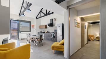 Un intérieur moderne comprenant un coin repas, une cuisine et un espace de vie.