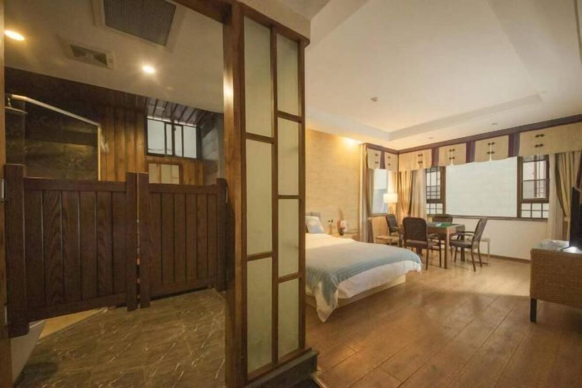 Ein Zimmer mit einem Bett, einem Schreibtisch und einem Stuhl.