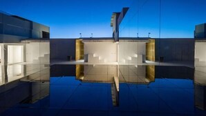 A modern building with a glass facade reflecting the sky. - Langyue Hanfu Travel Theme Inn (Lijiang Ancient City Branch) (Lijiang)