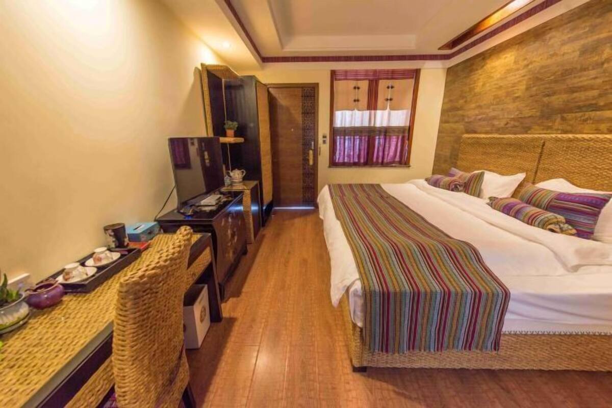 Ein Hotelzimmer mit einem Bett, einem Schreibtisch und einem Stuhl.
