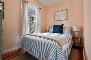 2 bedrooms, WiFi, bed sheets - Orchard Peach-Newly Designed! Family and Pet Friendly (Old Orchard Beach)