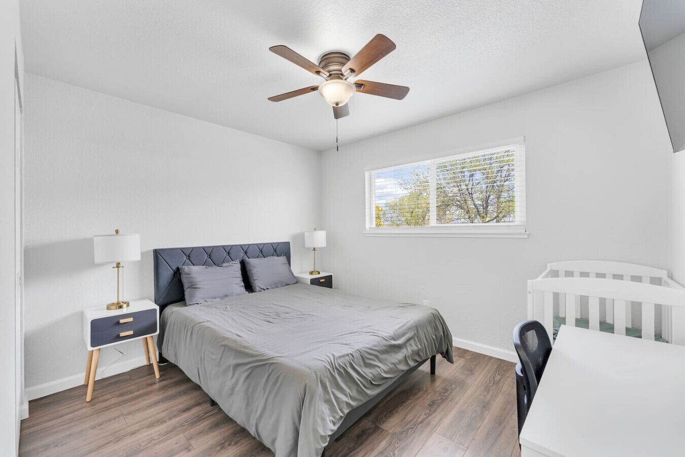 2 bedrooms, desk, iron/ironing board, WiFi