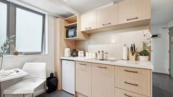 Kylskåp, mikrovågsugn, diskmaskin och kaffe- och tebryggare