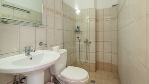 A bathroom with a sink, toilet, and shower. - Room 'Double  Mountain View 5' with Mountain View, Wi-Fi and Air Conditioning (Nikiana)