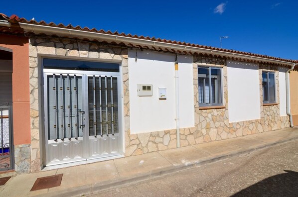 Exterior detail - Brother's Village (Villardefrades)