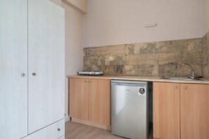 Kühlschrank, Herdplatte, Kochgeschirr/Geschirr/Besteck