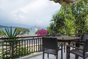 Outdoor dining - Studio 'Triple Room with Sea View 11' with Sea View, Wi-Fi and Air Conditioning (Nikiana)