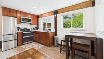 Refrigerador, cafetera y tetera, utensilios de cocina y condimentos