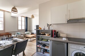 Kühlschrank, Mikrowelle, Wasserkocher mit Kaffee-/Teezubehör, Toaster