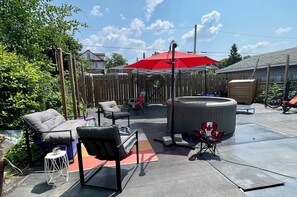 Terrace/patio - Comfy Flat | Hot Tub + Games (Greater Sudbury)
