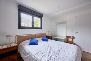 1 habitación, tabla de planchar con plancha, wifi gratis y ropa de cama 