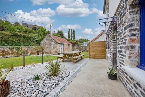 تناول الطعام بالخارج