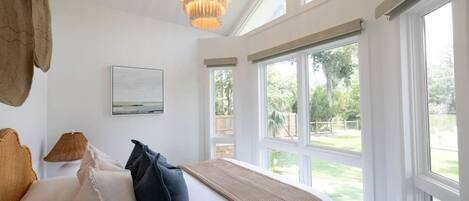 5 dormitorios, escritorio, tabla de planchar con plancha y cuna de viaje