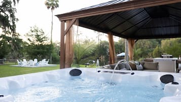 Tina de hidromasaje al aire libre