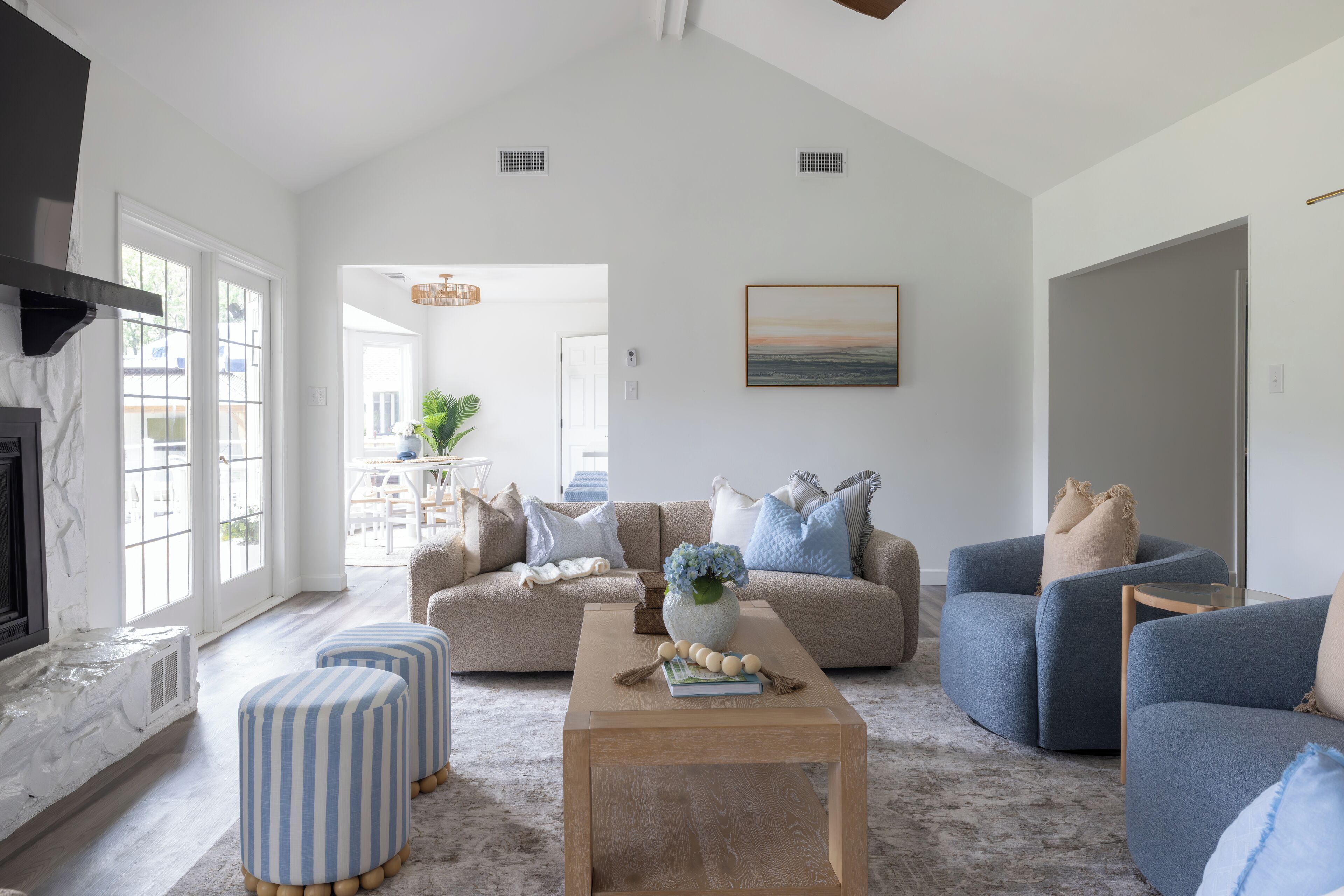 Smart TV, libros y estéreo 