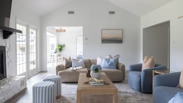 Smart TV, libros y estéreo