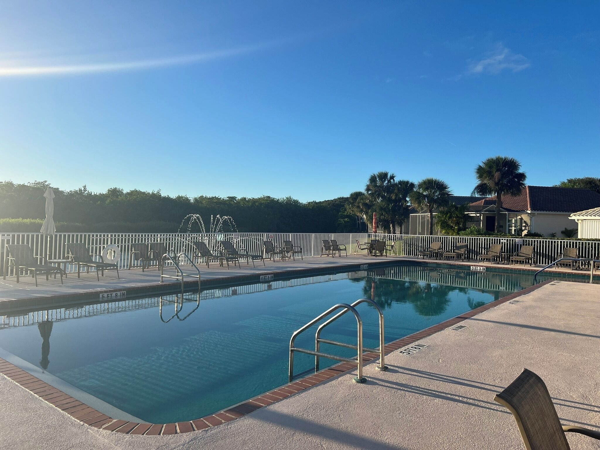 Een buitenzwembad en een verwarmd zwembad