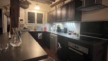 Een microgolfoven, een oven, een kookplaat, een vaatwasser