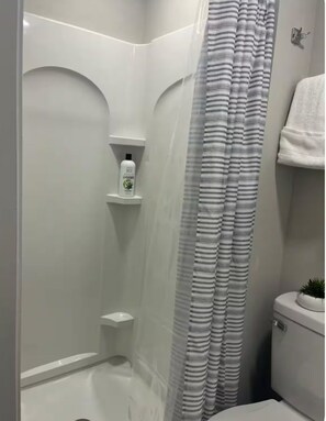 Een douche, een haardroger, handdoeken, zeep