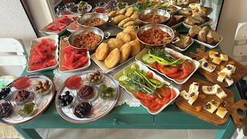 Desayuno con opciones de la cocina local incluido todos los días 