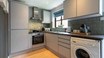 Fridge, oven, stovetop, coffee/tea maker
