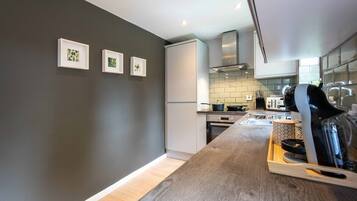 Fridge, oven, stovetop, coffee/tea maker